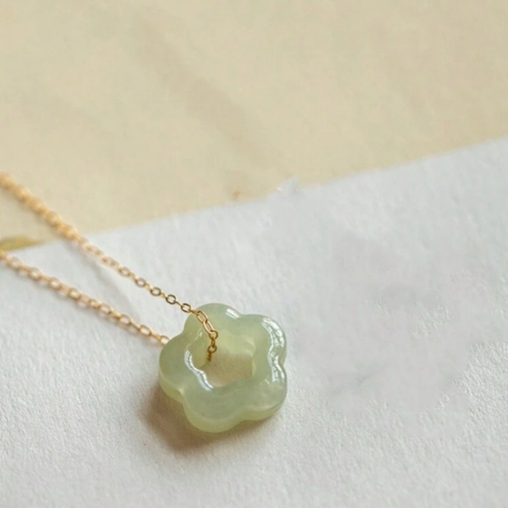 Elegant Gold and Green Pendant Necklace